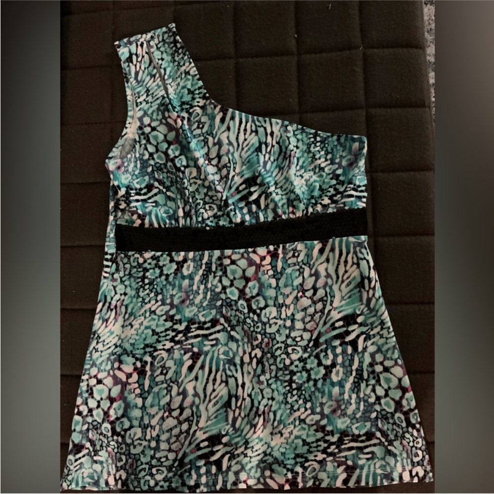Loop 18 One-Shoulder Abstract top